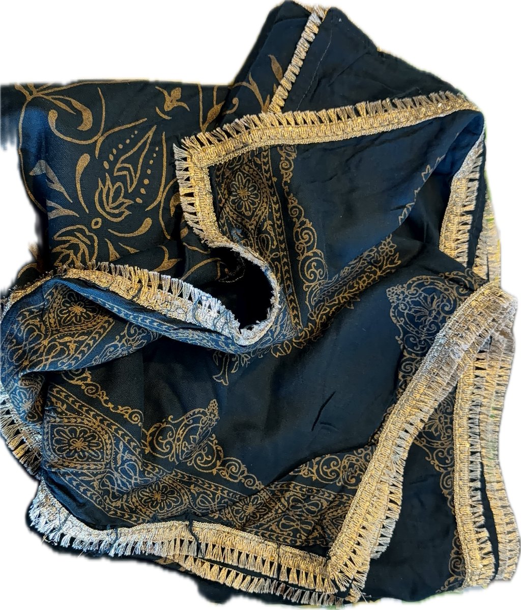 Linen shawl with four sided lace